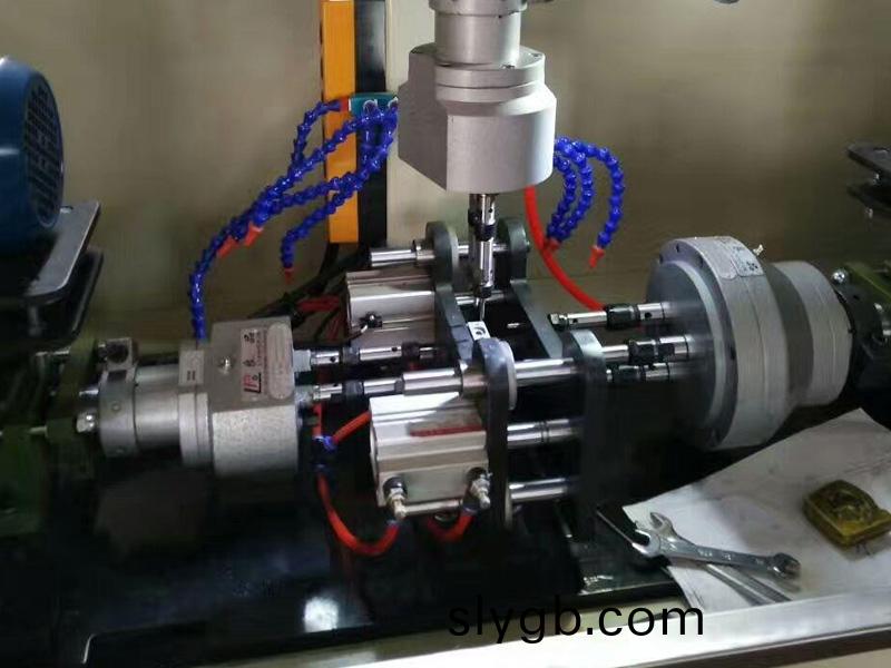 多(duo)軸攻絲(si)機